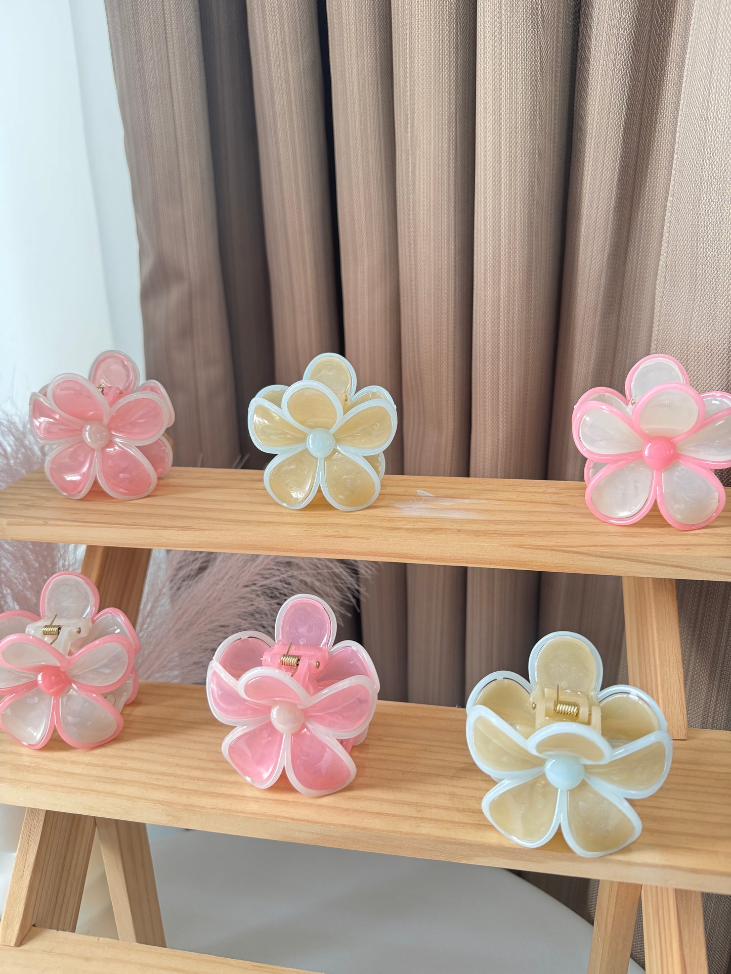 Flower Outline Hair Claw Small