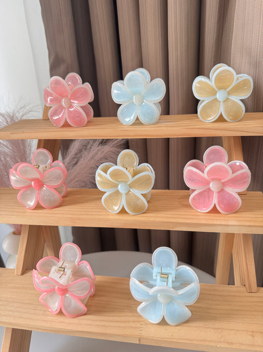Flower Outline Hair Claw Small